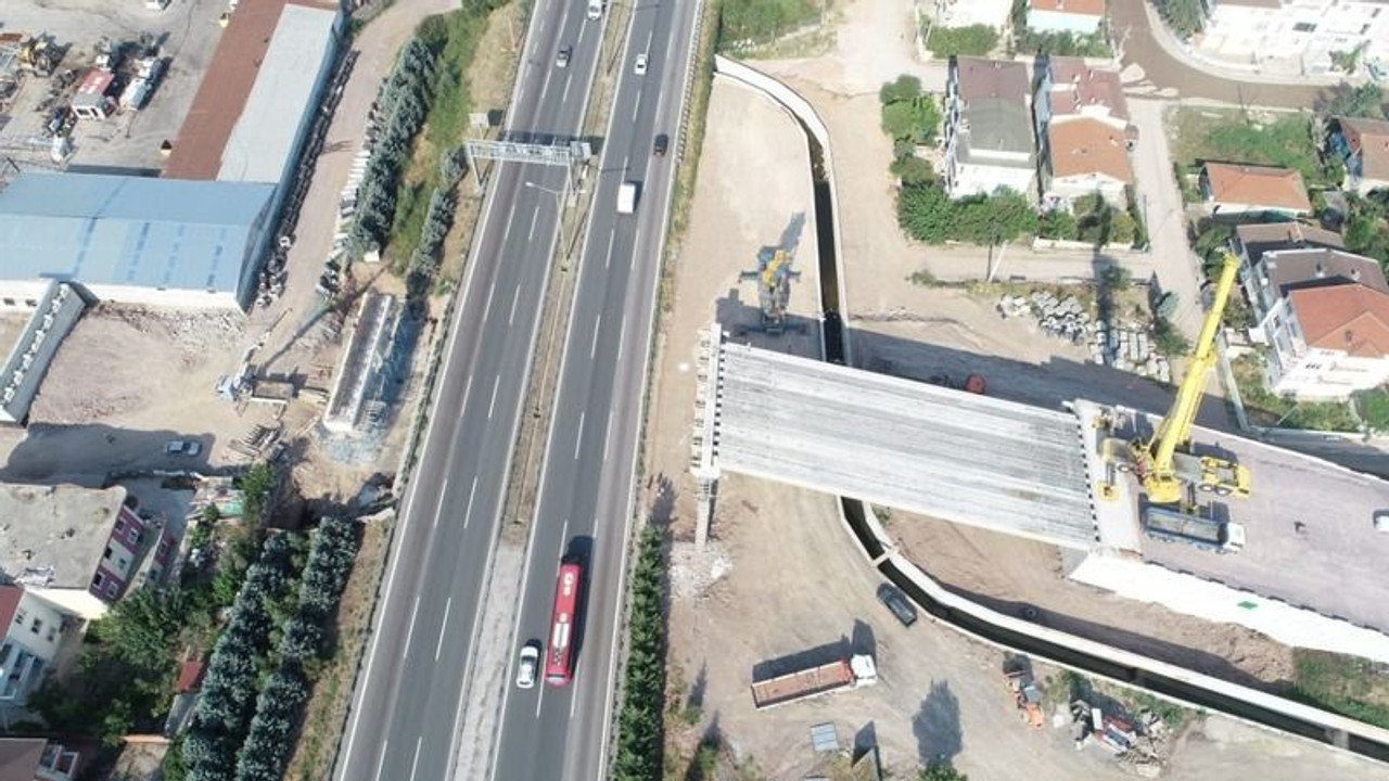 Otoyol Geçiş Köprüsü’nde kirişler koyuluyor