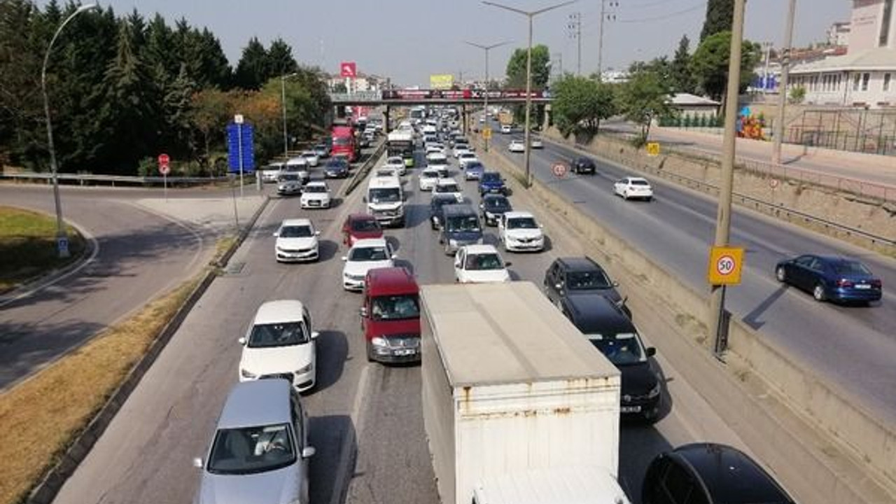 Tır çarptığı otomobili metrelerce sürükledi