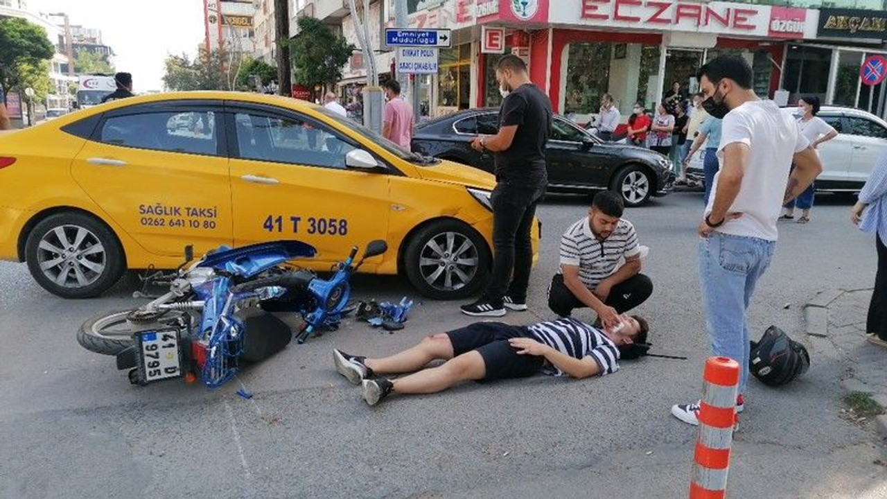 Motosiklet sürücüsü ticari taksiyle çarpıştı!