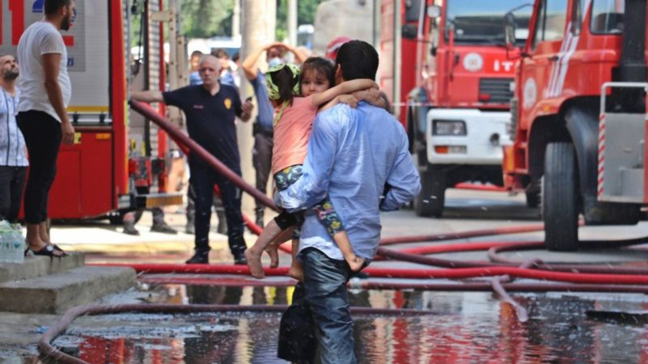 4 katlı binadaki yangın mahalleliyi sokağa döktü