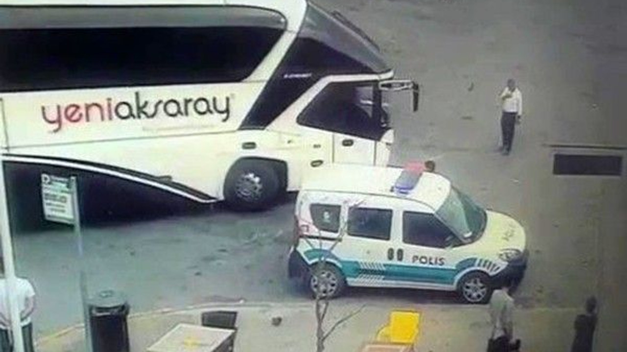 Polis memuru otobüs ile ekip otosu arasında sıkıştı