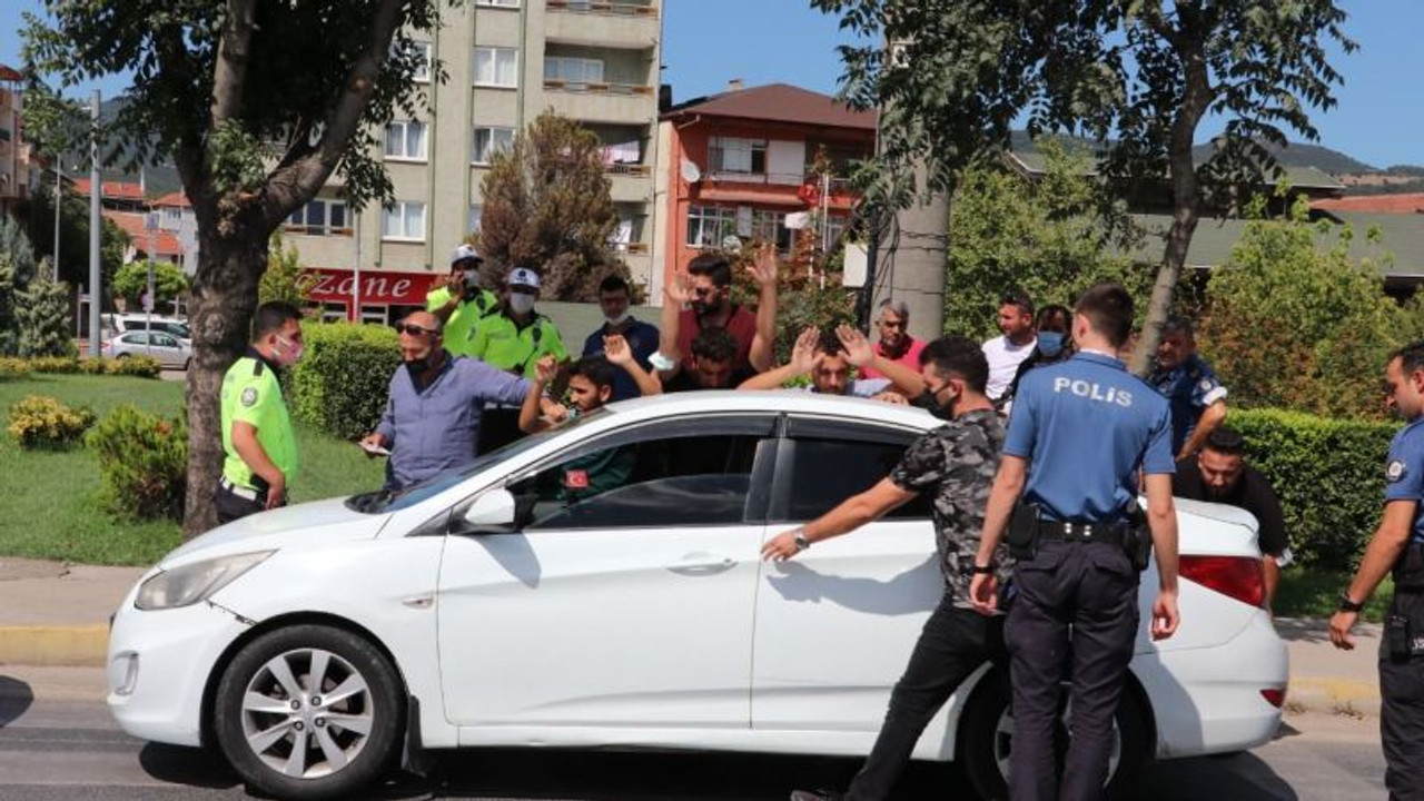 Dur ihtarına uymayan araçtan kaçak göçmen çıktı