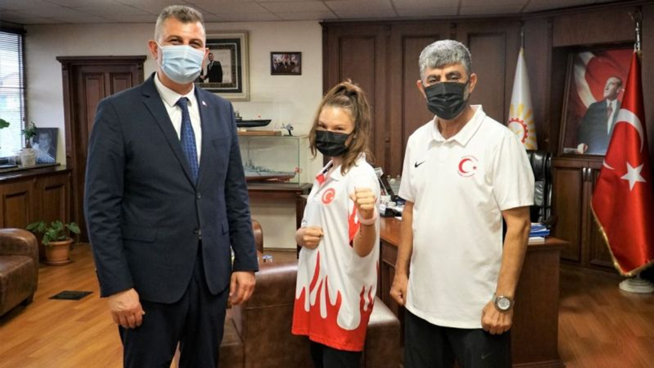 Sezer Gölcük’ün Gururu Beren Çınar’ı Tebrik Etti