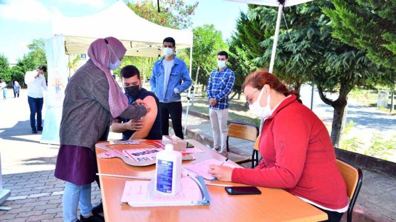 KOÜ’lü öğrenciler aşı oluyor!