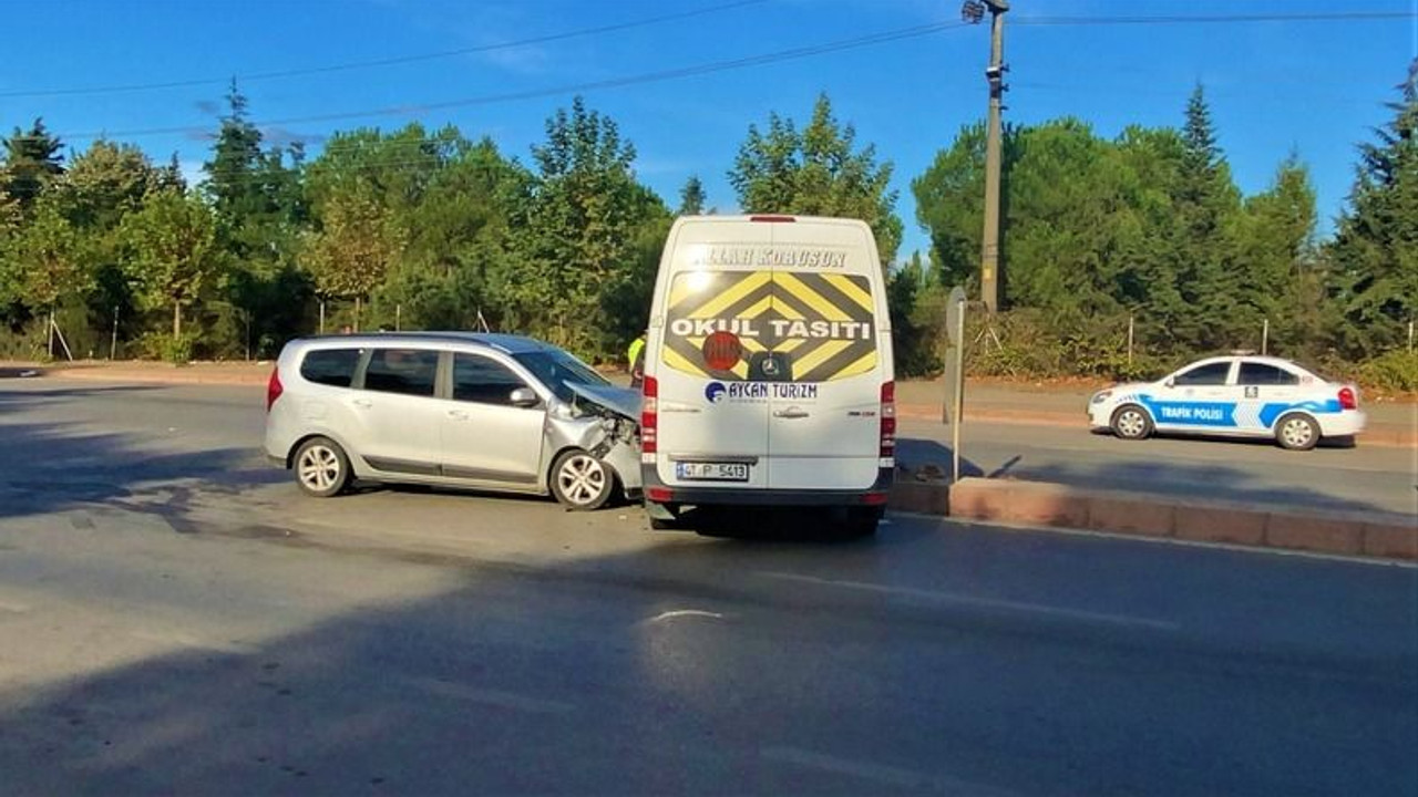 Servis minibüsü ile otomobil çarpıştı: 4 yaralı