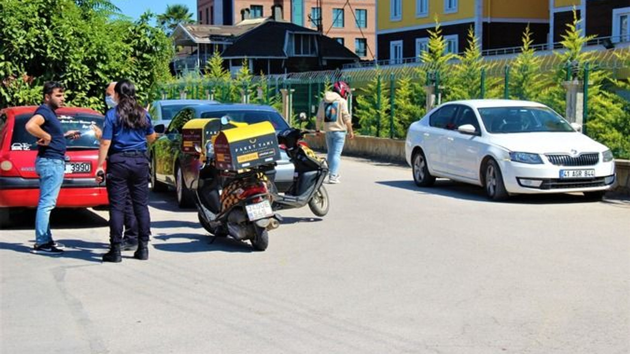 Motosikletli kurye otomobille çarpıştı!