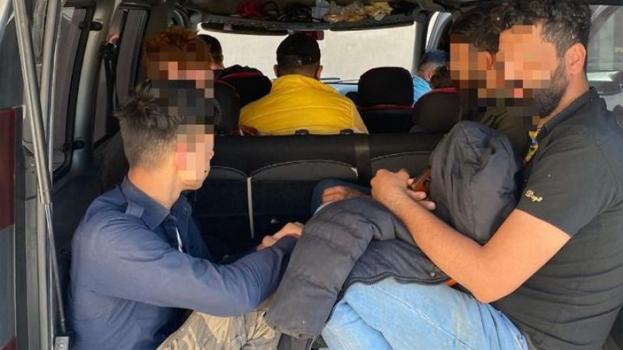 Dinlenme tesisinde durdurulan araçtan çıktılar
