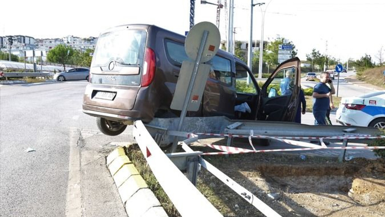 Otomobille çarpışıp bariyerde asılı kaldı!