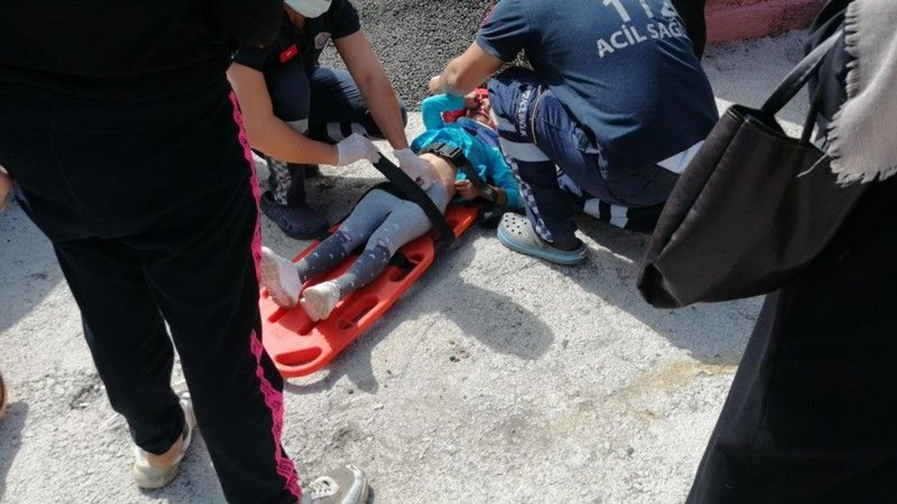 Evinin önünde oturan çocuk otomobilin altında kaldı