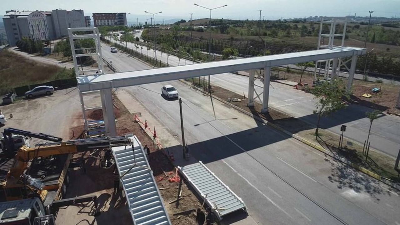 Üniversite yoluna üst geçit