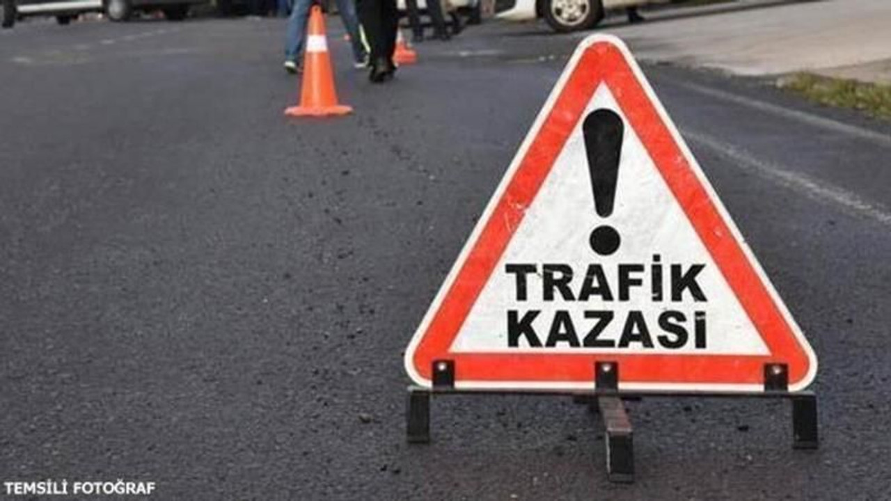 İki otomobil kafa kafaya çarpıştı, çok sayıda yaralı!