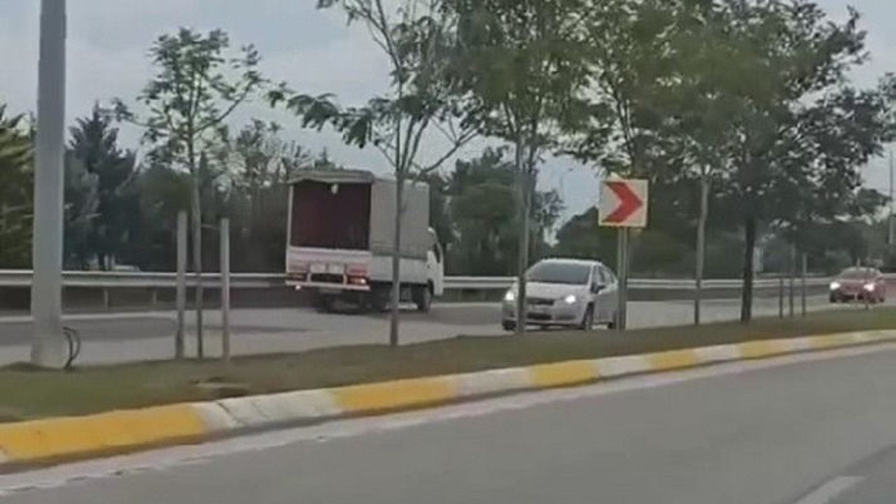 Ters şeritte ilerleyen kamyonet tehlike saçtı