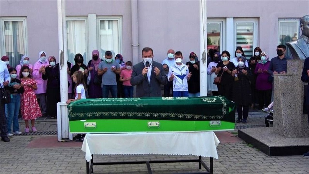 Koronadan hayatını kaybeden doktor törenle uğurlandı