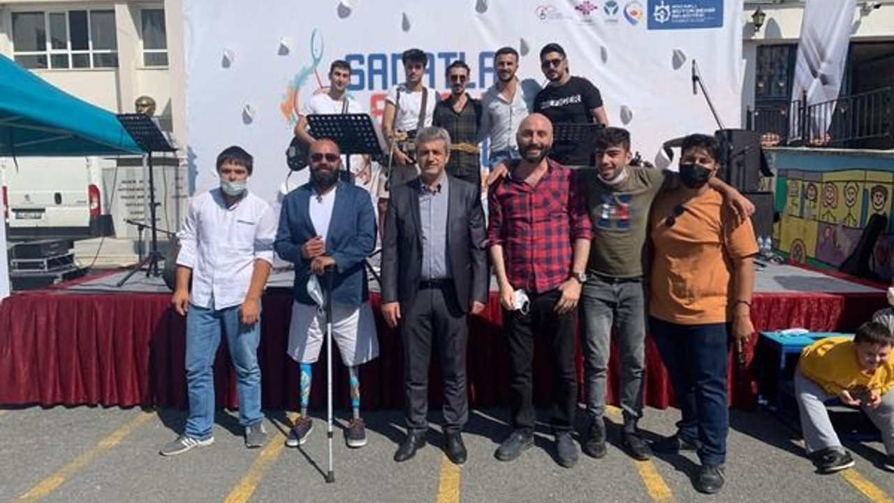 Sanatla engelleri aştılar