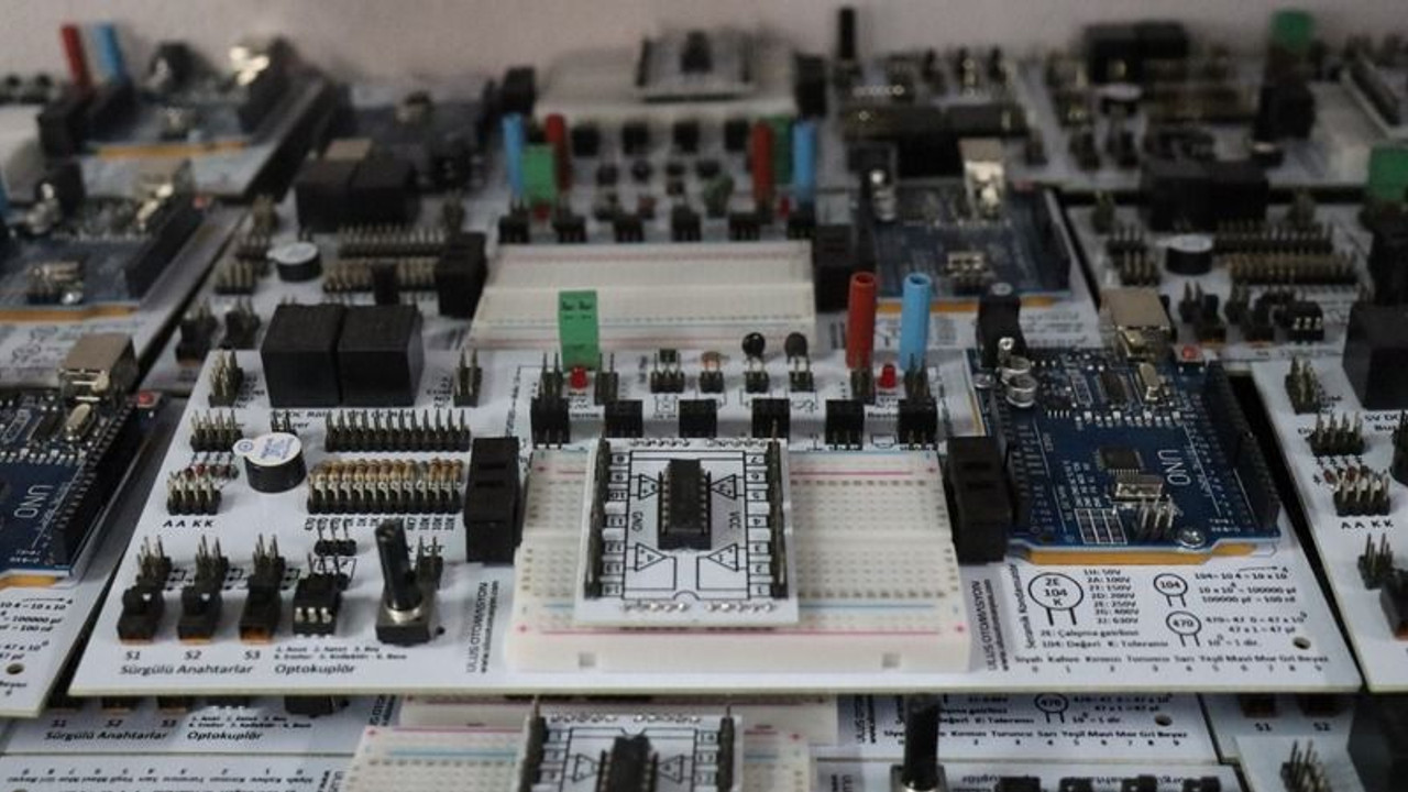 Fabrika gibi çalışan lise şimdi de deney seti üretiyor
