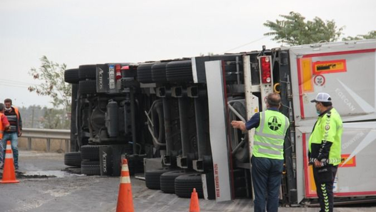 TEM’de yolcu otobüsü ile çarpışan tır devrildi: 3 yaralı