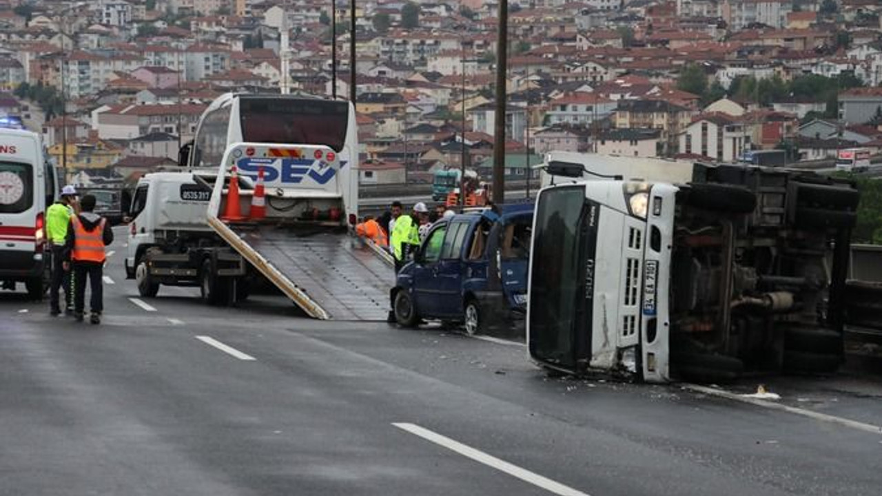 TEM’de 9 araç birbirine girdi yol kapandı!