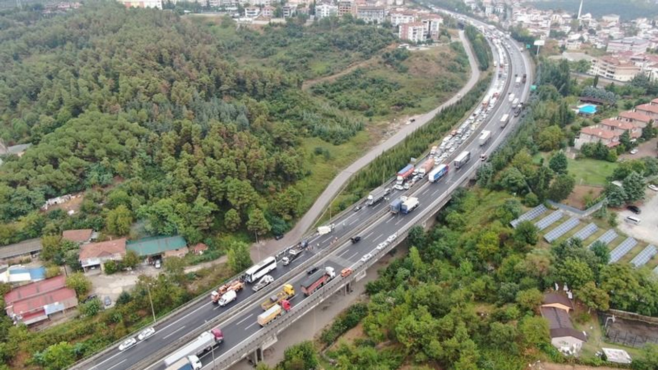 Zincirleme kaza sebebi ile kapanan TEM, trafiğe açıldı