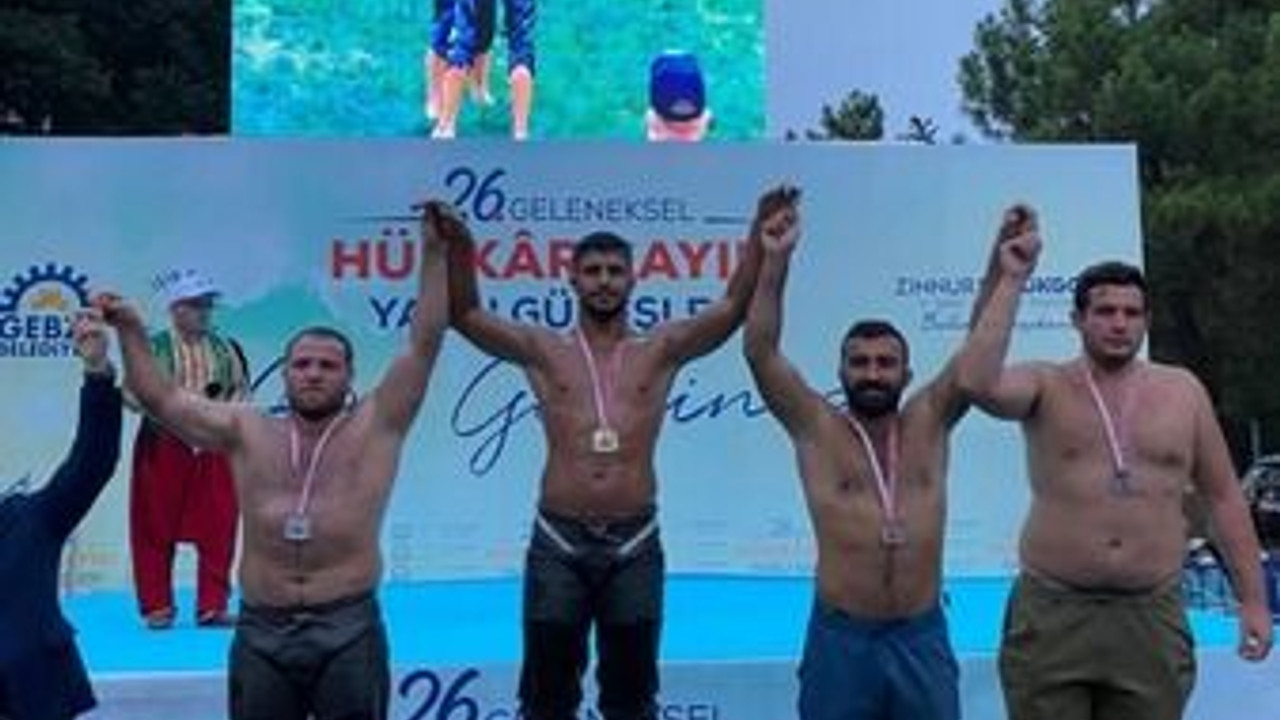 Kardeşler birbirine rakip oldu