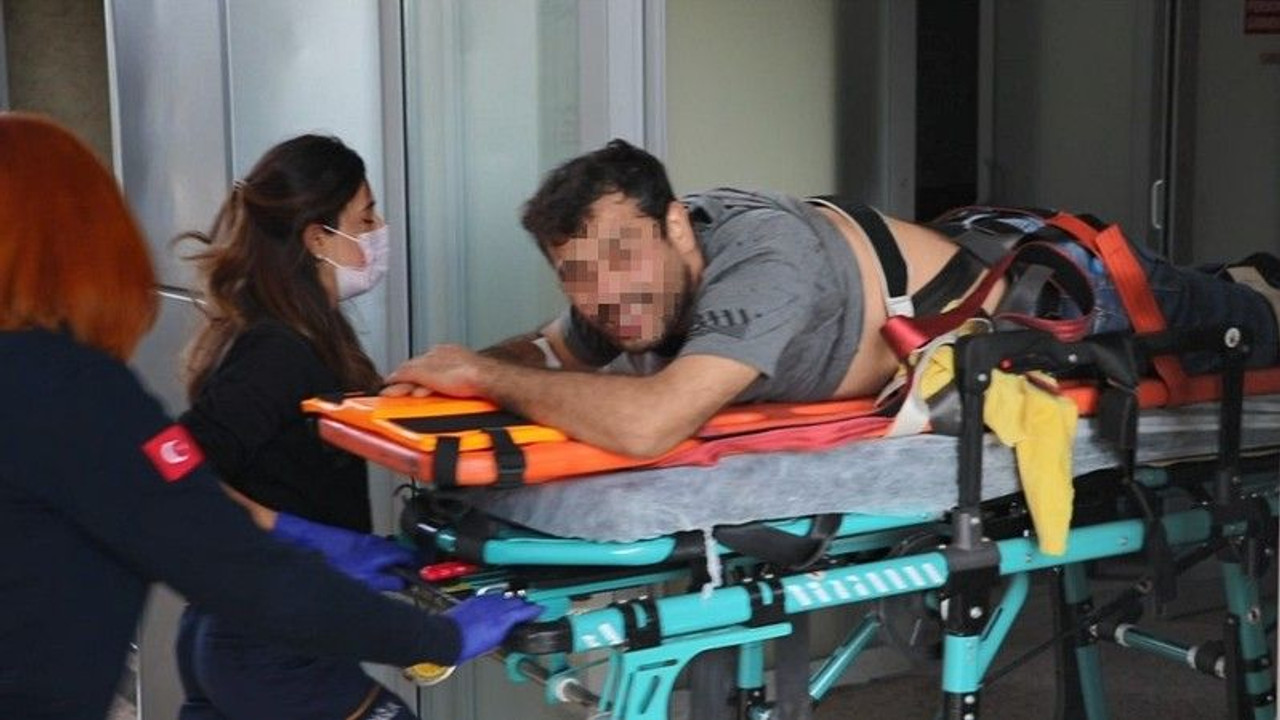 Ağabeyine saldıranı görünce yardıma koştu, kendisi bıçaklandı