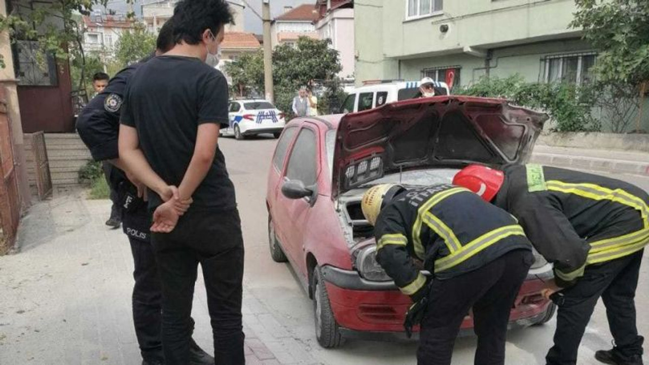 Kaza yapan otomobilden çıkan dumanlar korkuttu