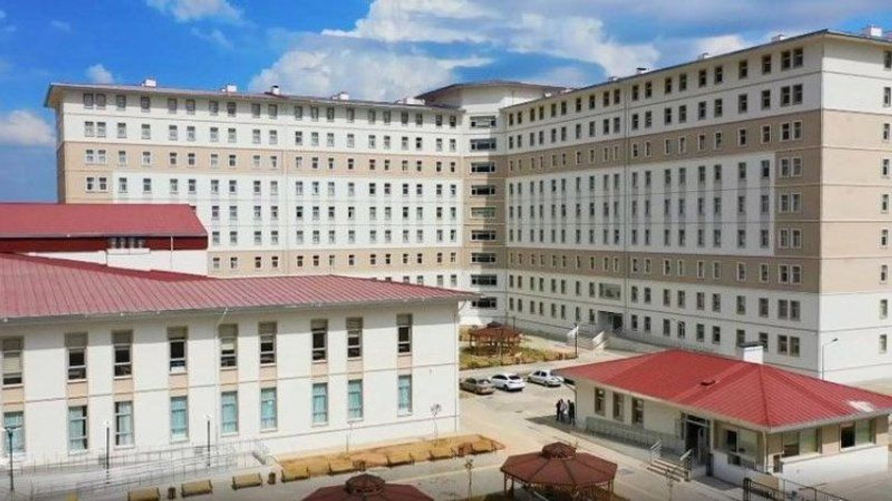 Öğrenciler sokakta yatarken bakanlığın yayımladığı yurt reklamına tepki yağdı