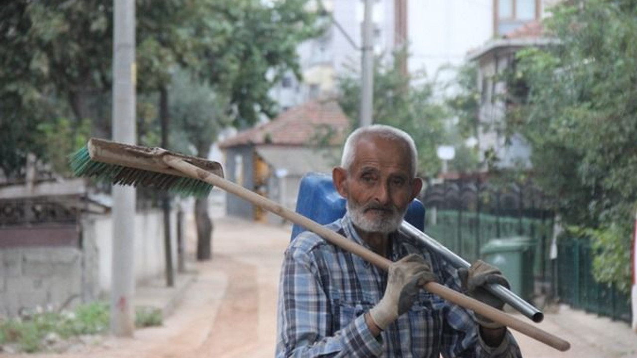 O sokakların 87'lik temizlik gönüllüsü