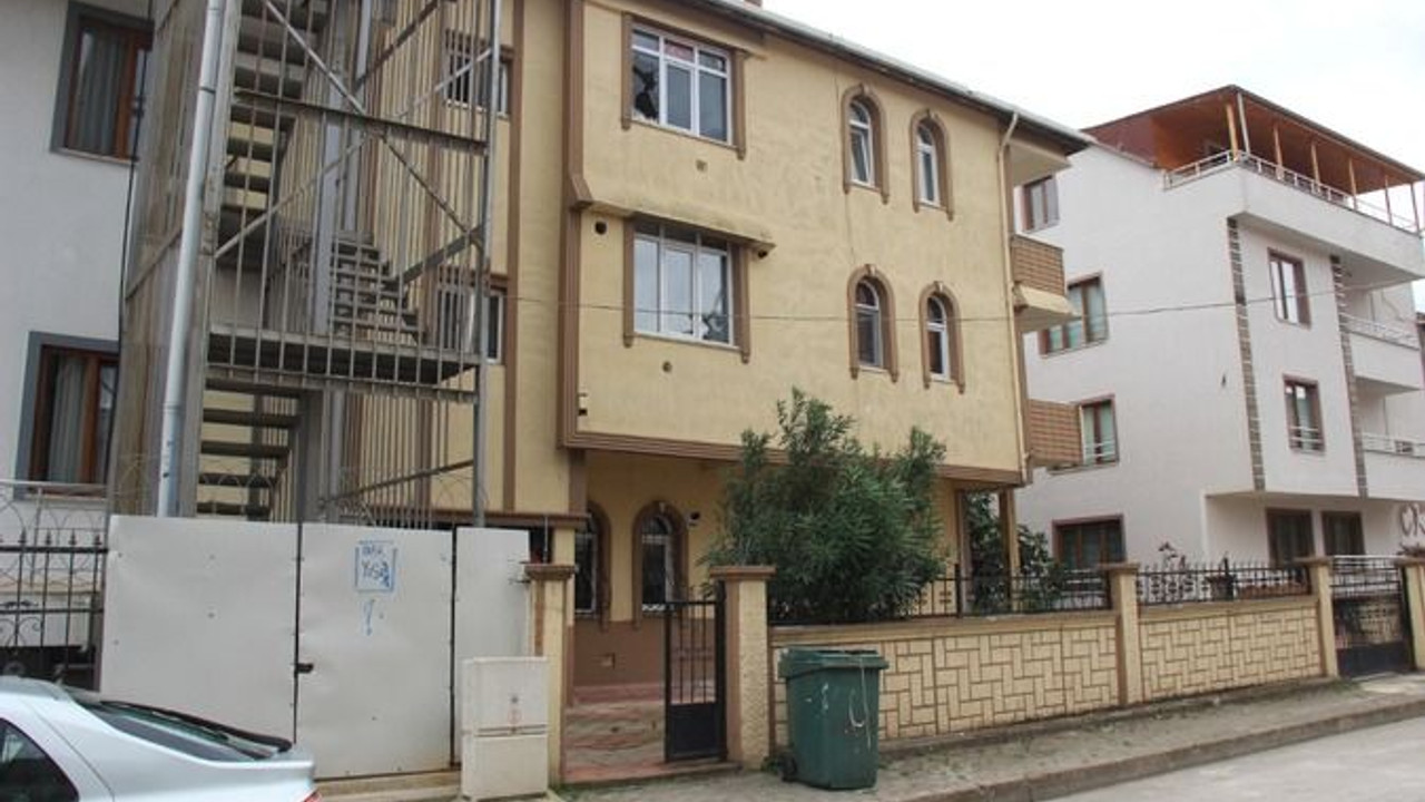 Kargo dağıtıcısı aracının başında şoka uğradı