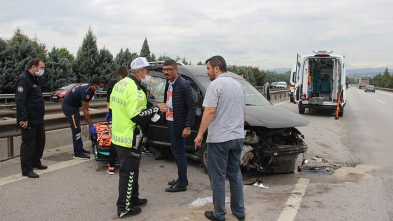 TEM'de araç bariyerlere çarparak savruldu