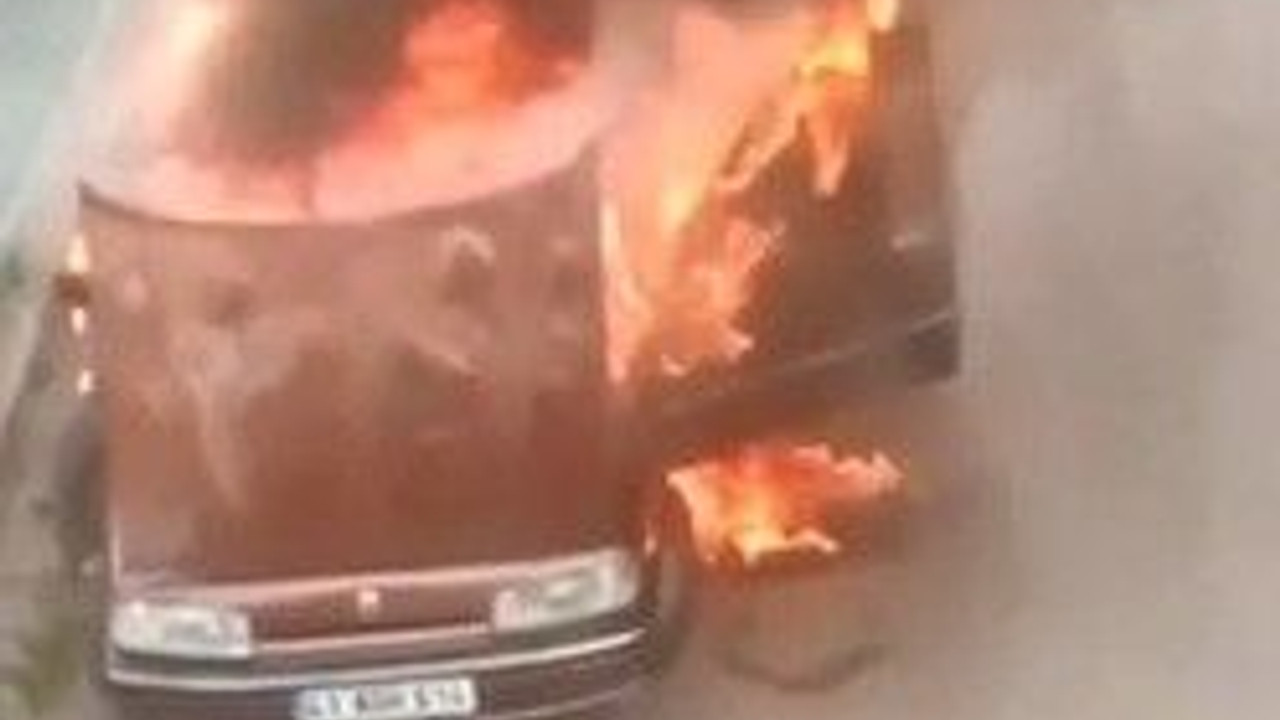 Cadde üzerindeki otomobil alev alev yandı