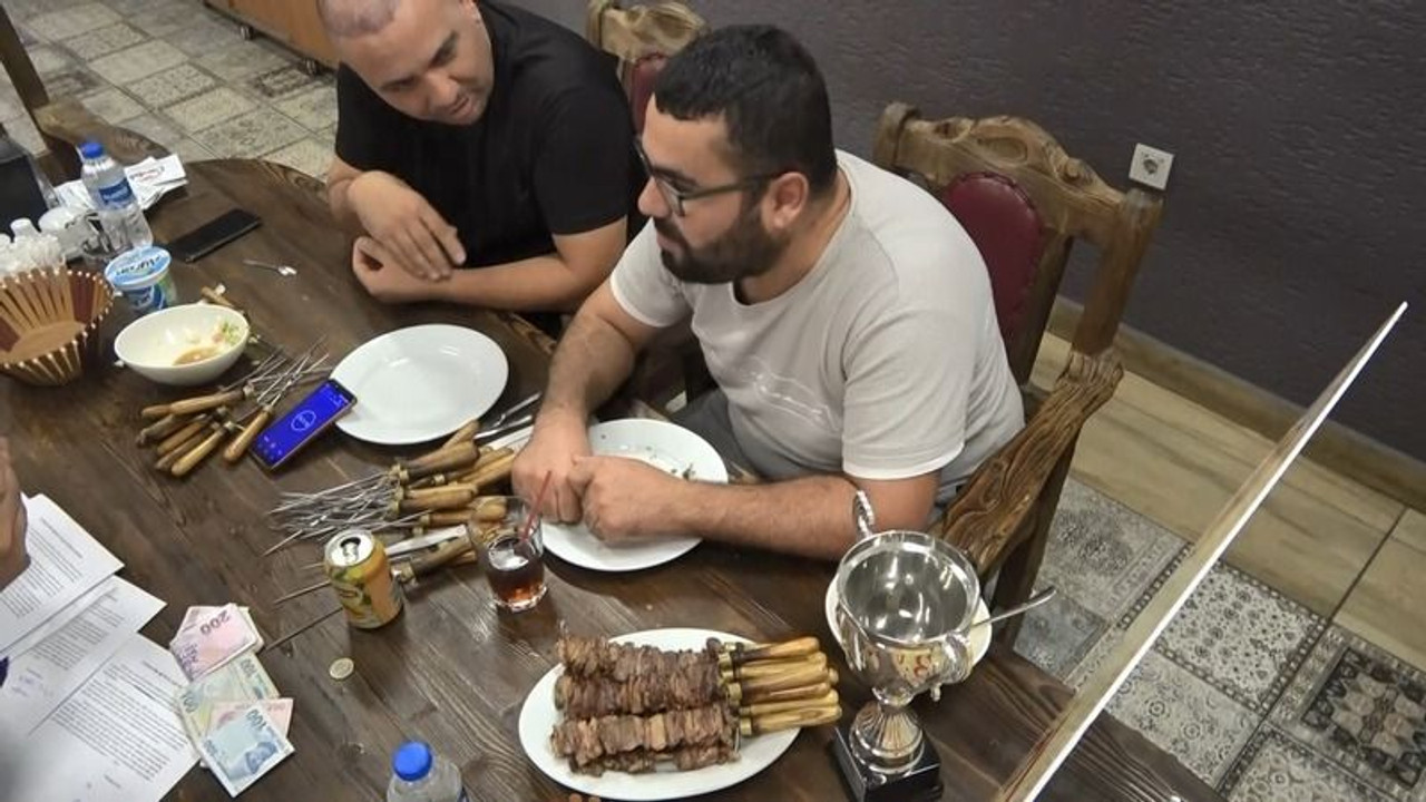 3 bin TL ve altın kazanmak için sofraya oturdu kaybedince 640 TL hesap ödedi