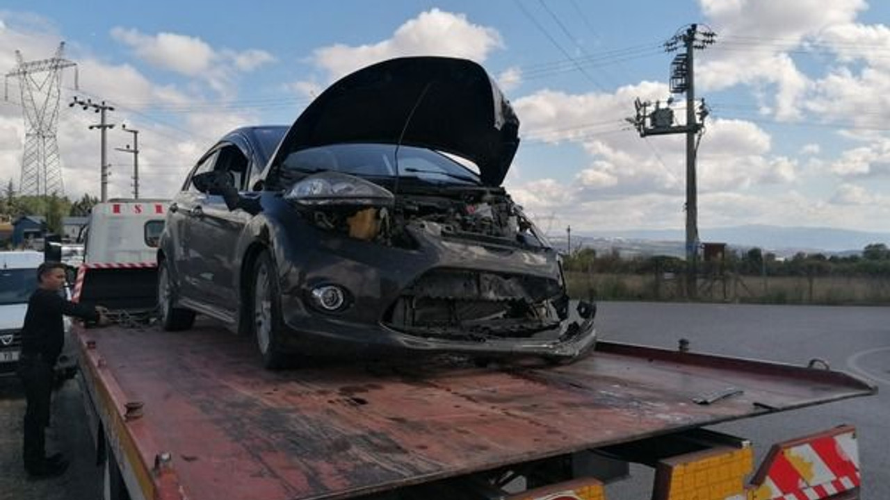 İki otomobil kafa kafaya çarpıştı, 3 kişi araçta sıkıştı