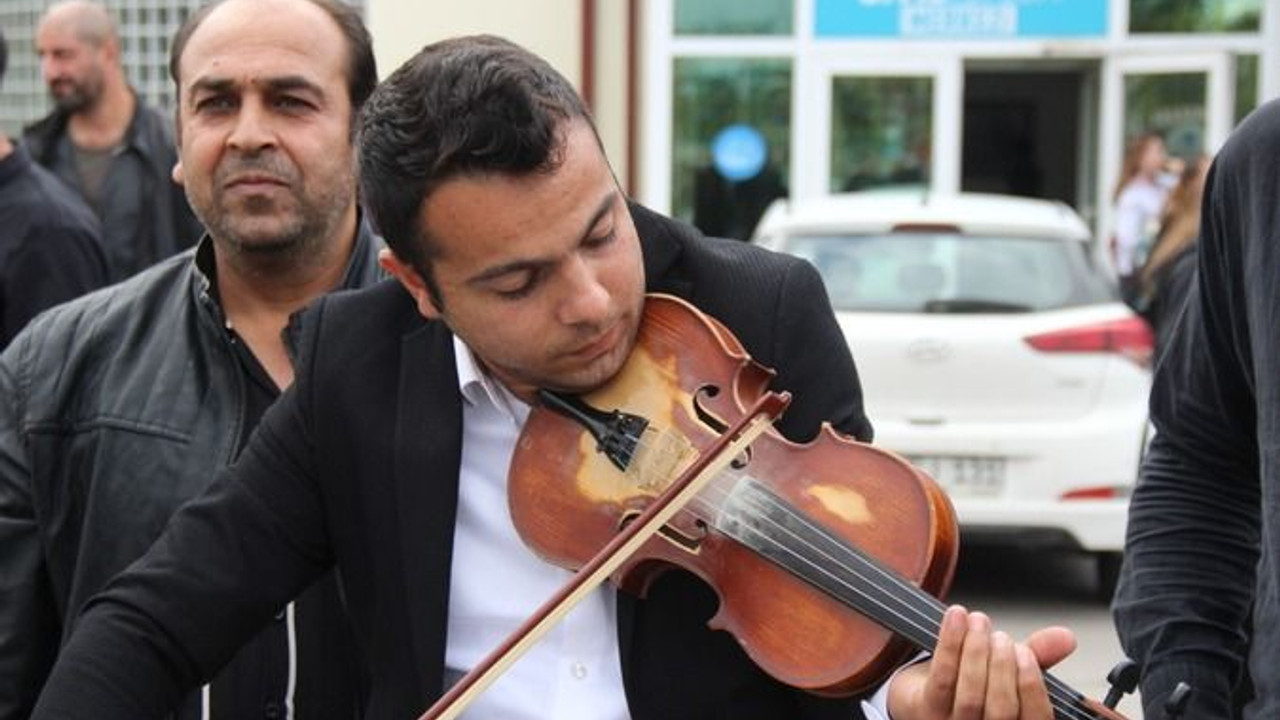 Müzisyenlerden Büyükakın'a kemanlı teşekkür