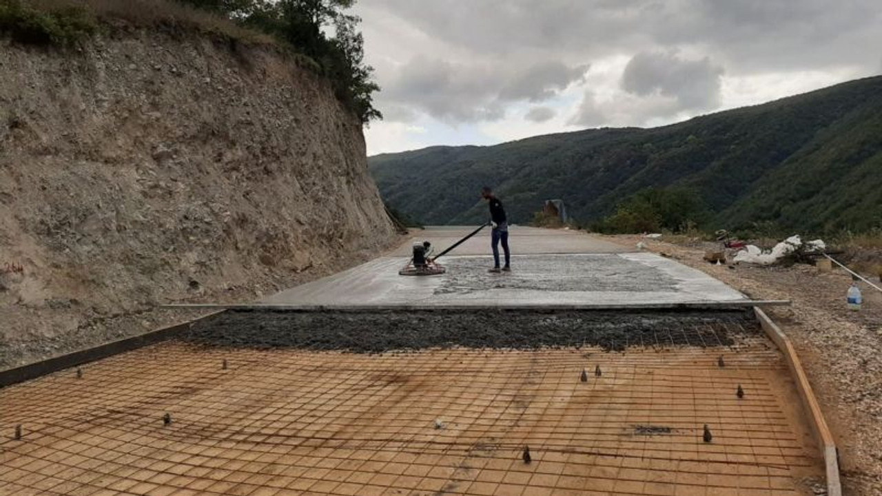 Karamürsel Avcıköy - Tahtalı köyleri arasına beton yol yapılıyor