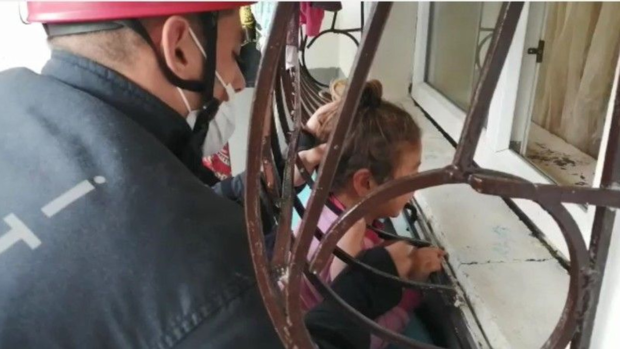Küçük çocuğun başı demire sıkıştı