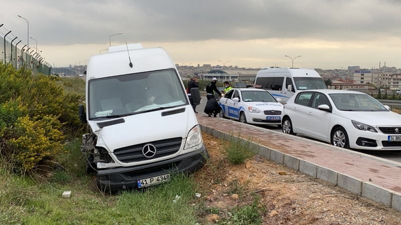 Servis minibüsü direğe çarptı: Yaralılar var