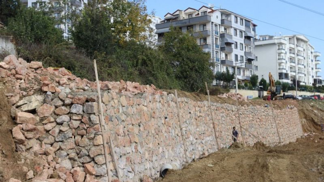 İzmit Belediyesi, Gündoğdu’ya istinat duvarı yapıyor