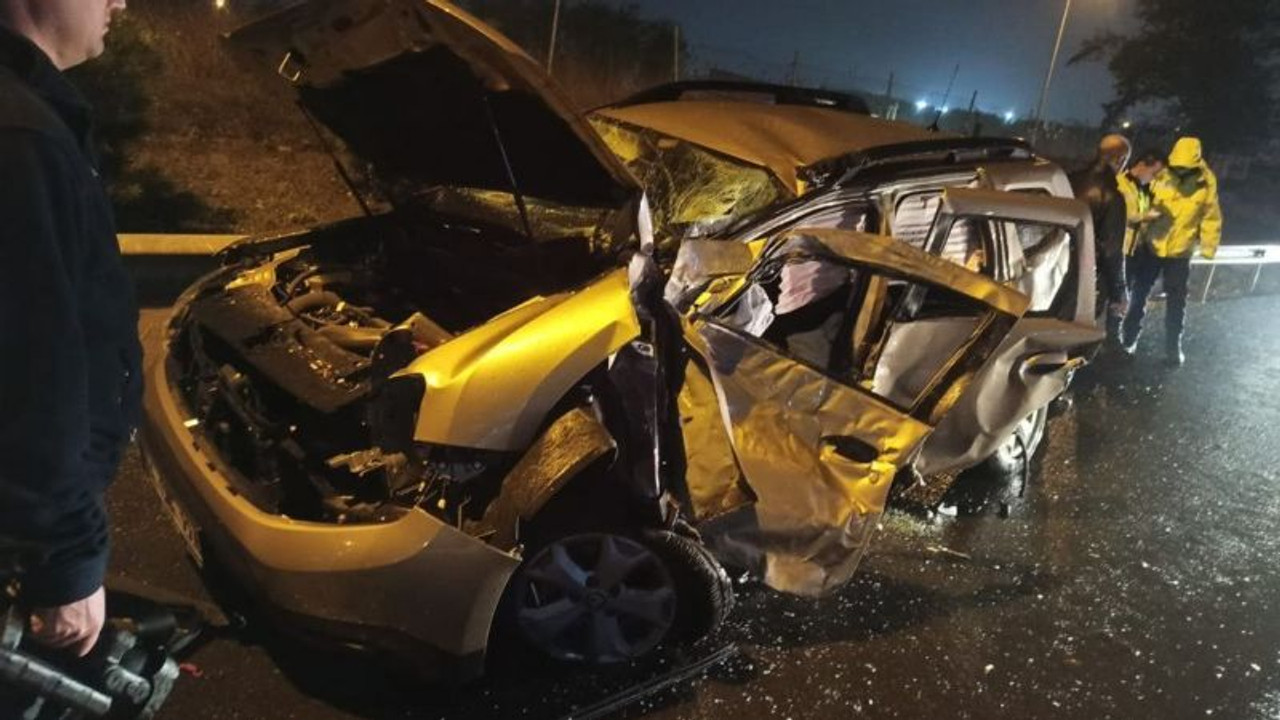 TEM’de yolcu otobüsü ile otomobil çarpıştı: 2 yaralı