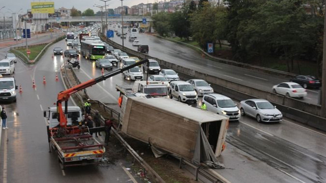 Devrilen kamyonet D100'de trafiği kilitledi