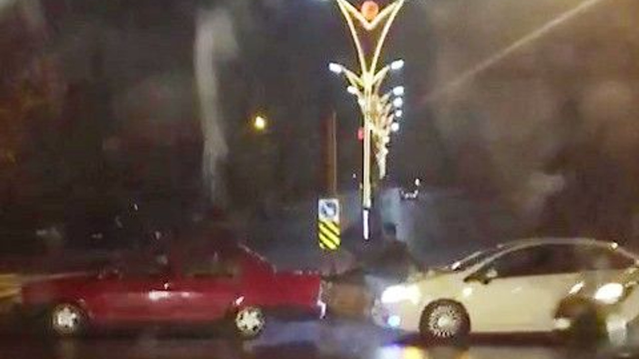 Arızalanan arabayı iterken canlarını hiçe saydılar