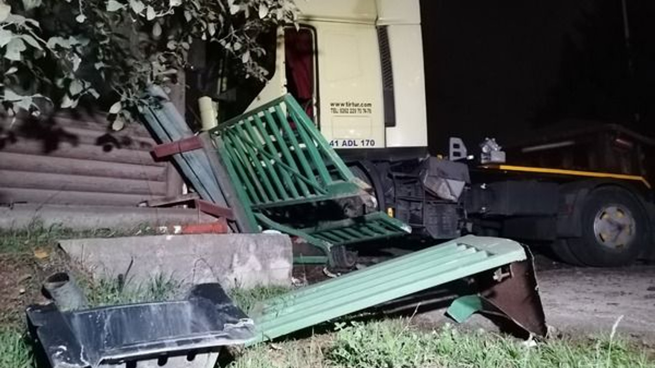 Hızını alamayan tır önce direğe, sonra deponun kapısına çarptı