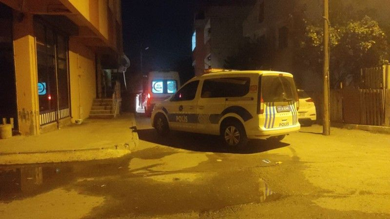 Hastaneye gitmek istemeyen yaşlı kadın bıçak çekip çocuklarını rehin aldı