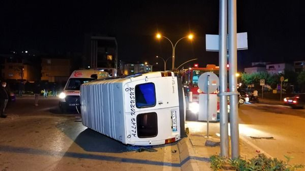 Minibüs devrildi şoför yaralıları bırakıp kaçtı!