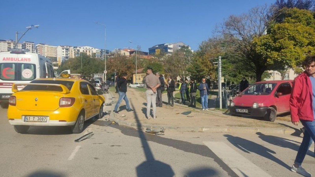 Kavşakta 2 otomobil çarpıştı, anne, baba ve 2 çocuğu yaralandı