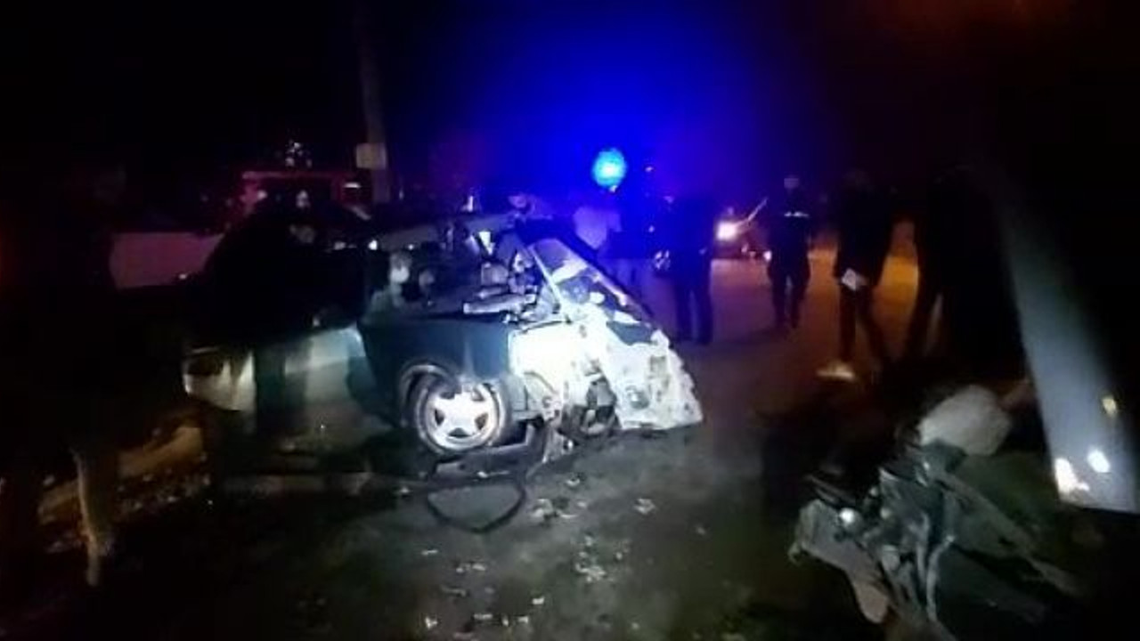 2 otomobil kafa kafaya çarpıştı!