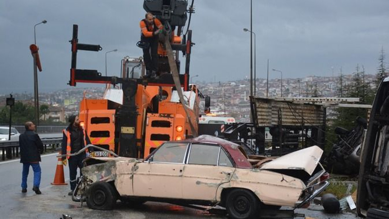 Arızalanan aracı yolcularla birlikte taşıyan çekici TEM'de devrildi