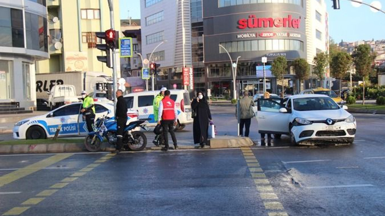 Otomobil ile motosiklet kavşakta çarpıştı