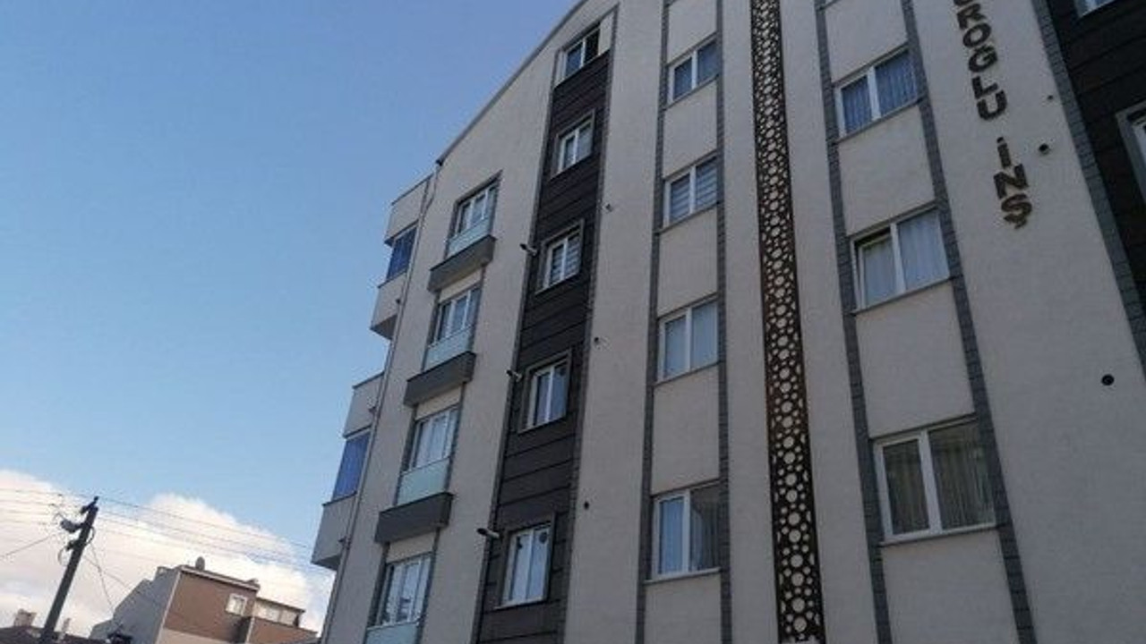 Genç kız metrelerce yüksekten düştü!