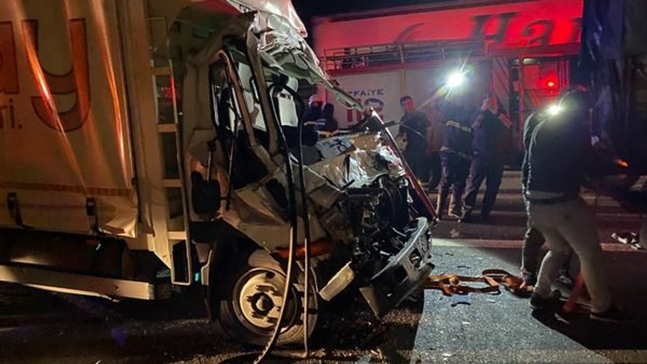 TEM’de un yüklü kamyona çarpan kamyonet bu hale geldi