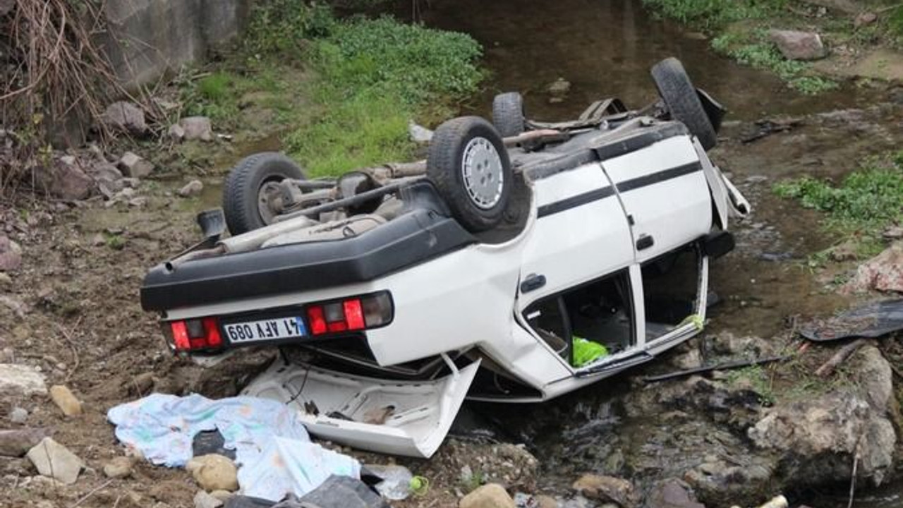 Yeni aldığı otomobiliyle dereye uçtu: Yaralılar var